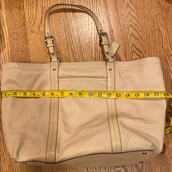 Coach cream colored leather tote bag - Picture 11 of 17